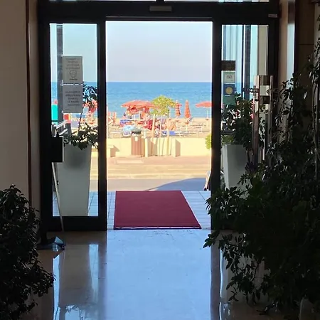 斯比亚加尔多罗酒店 马洛塔