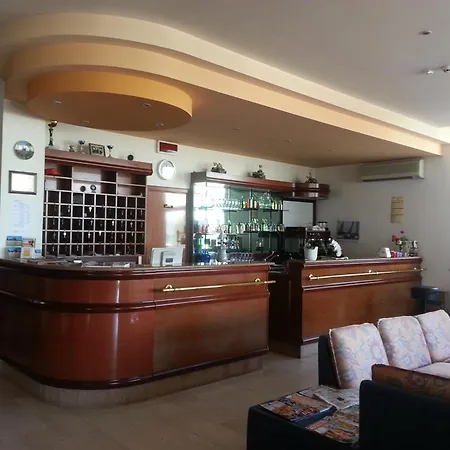 斯比亚加尔多罗酒店 马洛塔